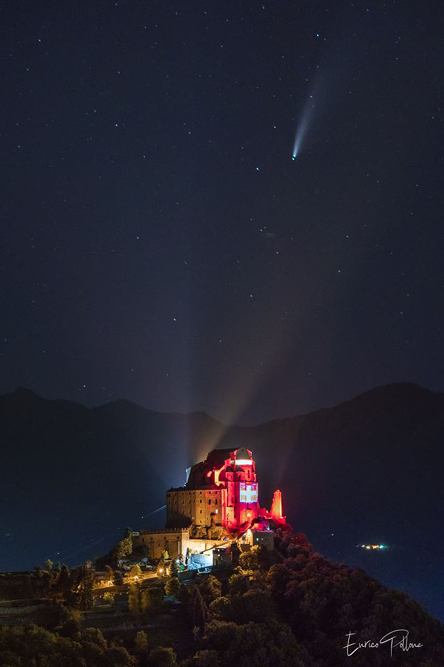 La Sacra illuminata dalla bandiera del Piemonte, e la cometa Neowise a farle compagnia (Enrico Pollone)